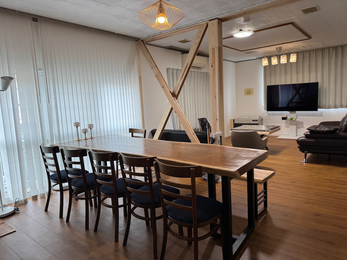 Spacious living and dining area with large table, ideal for groups and families